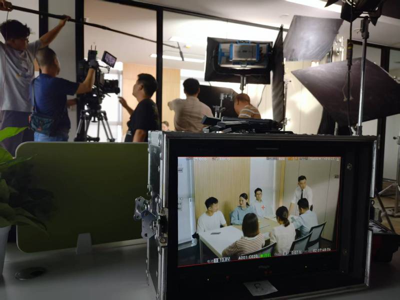 桐梓县TVC拍摄公司：科技产品视觉化大师，诠释未来感与功能美学